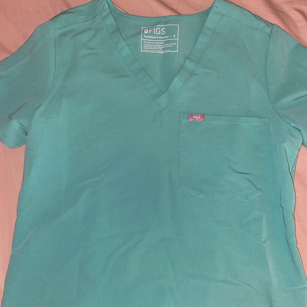 Medium surgical green pair of Figs scrubs !